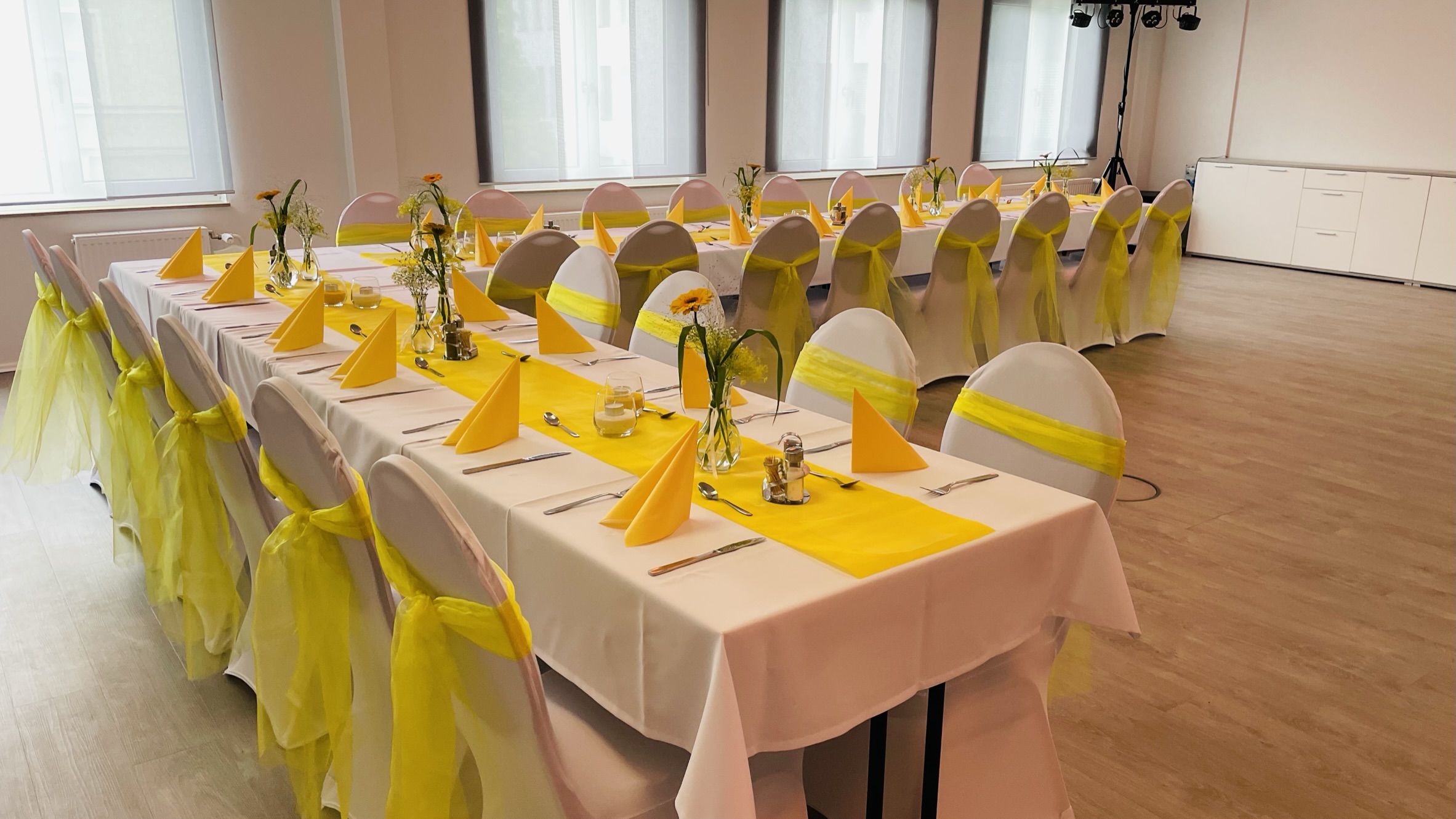 Veranstaltungsraum – festlich gedeckte Tafel in Gelb