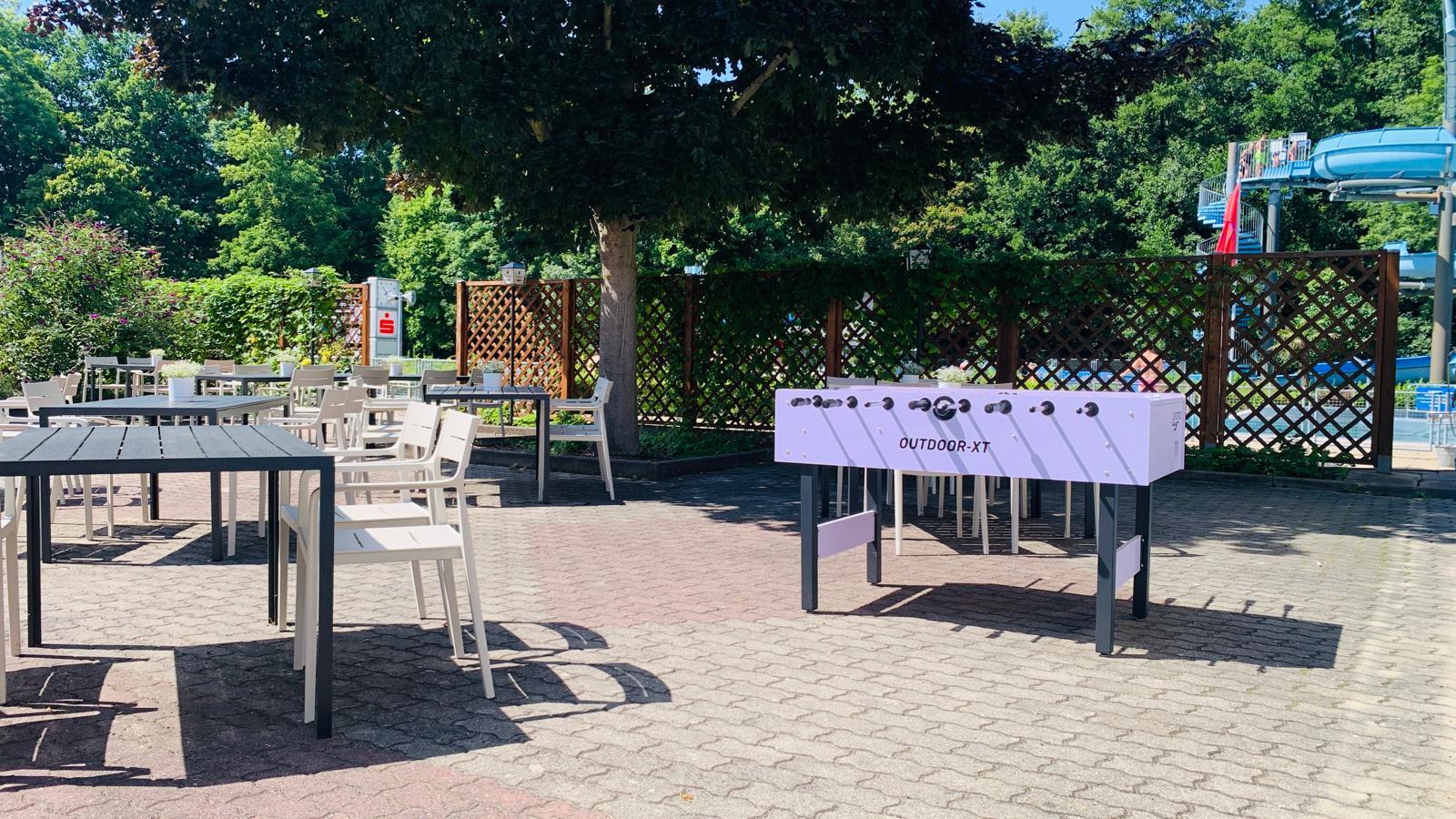 Terrasse mit Kicker – Billys Badgaststätte