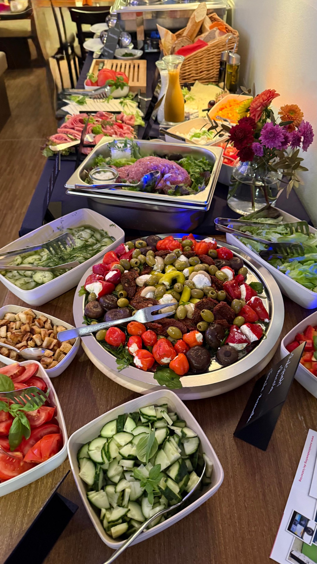 Antipasti-Teller mit Oliven und Salaten – Koserevent
