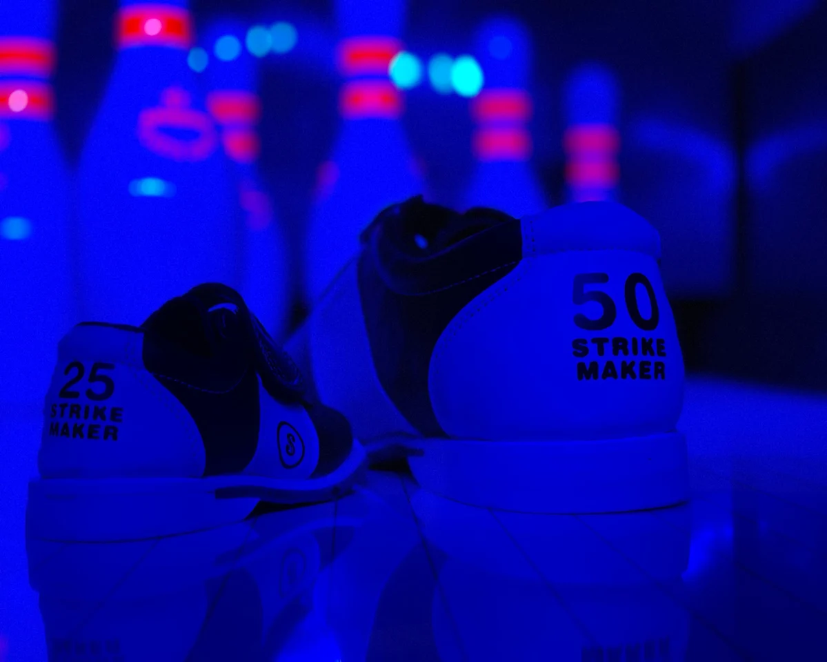 Bowling-Schuhe im Neonlicht